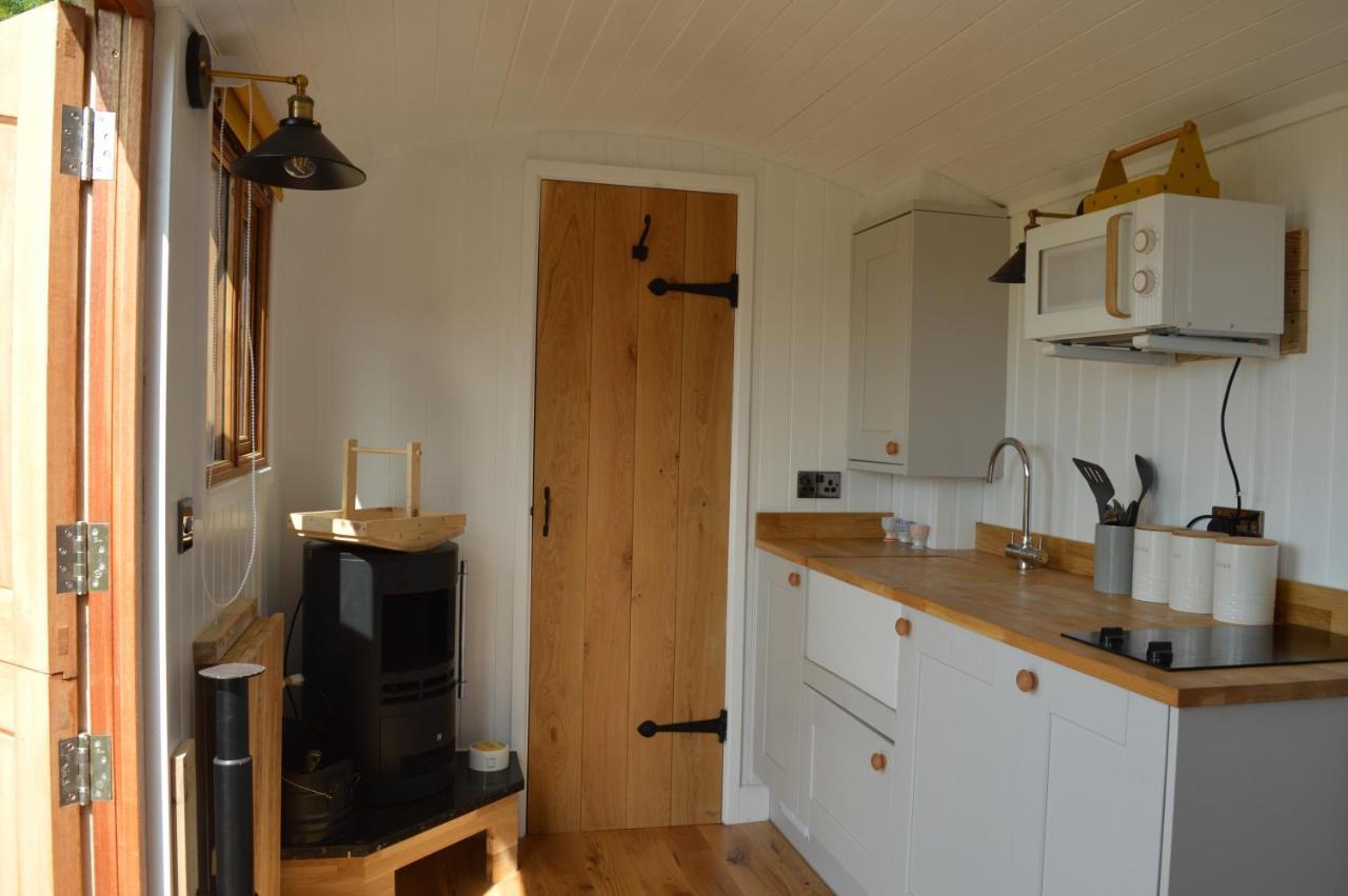 Under The Stars Shepherds Huts At Harbors Lake Villa Newchurch  Exterior photo