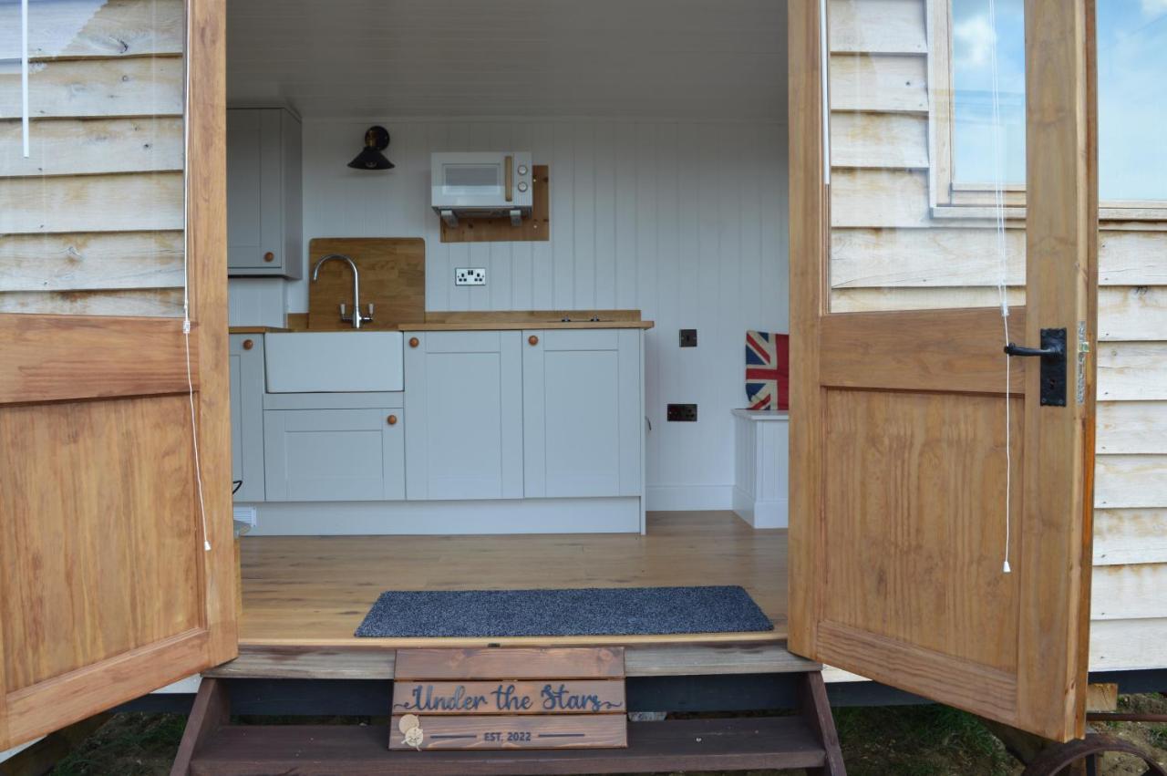 Under The Stars Shepherds Huts At Harbors Lake Villa Newchurch  Exterior photo