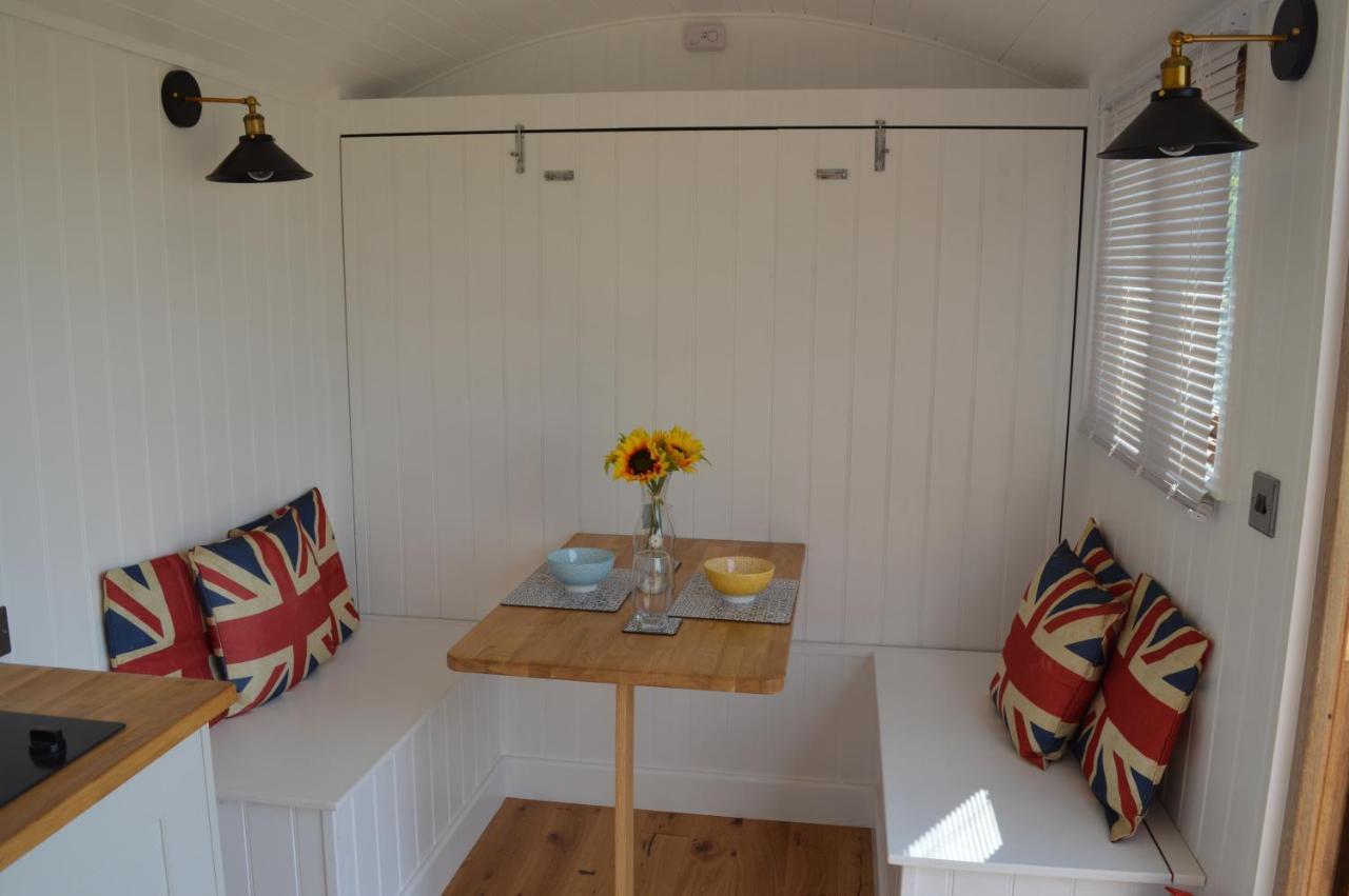 Under The Stars Shepherds Huts At Harbors Lake Villa Newchurch  Exterior photo