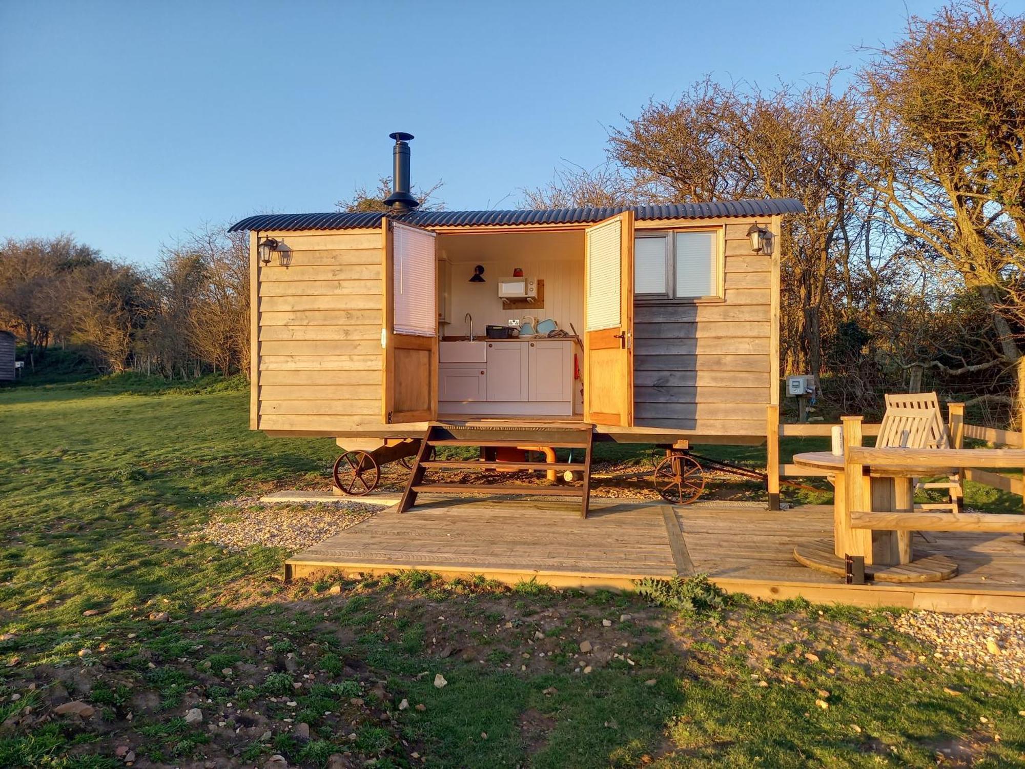 Under The Stars Shepherds Huts At Harbors Lake Villa Newchurch  Exterior photo