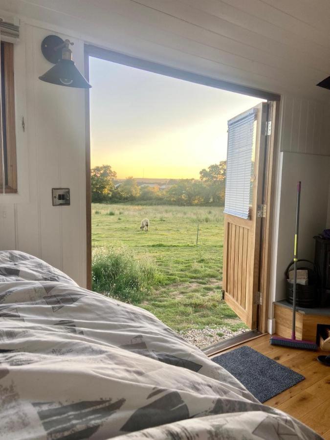 Under The Stars Shepherds Huts At Harbors Lake Villa Newchurch  Exterior photo